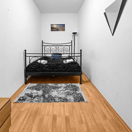 Modern Three-Bedroom, Triple King Beds เวียนนา ภายนอก รูปภาพ
