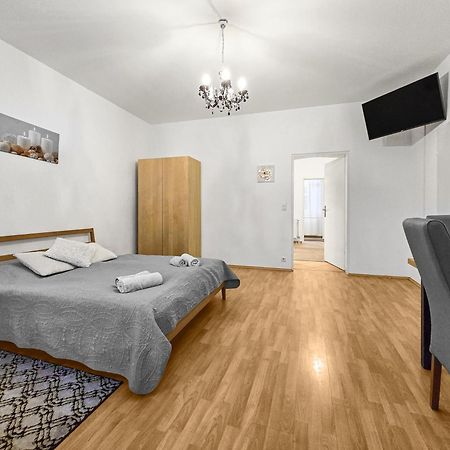 Modern Three-Bedroom, Triple King Beds เวียนนา ภายนอก รูปภาพ