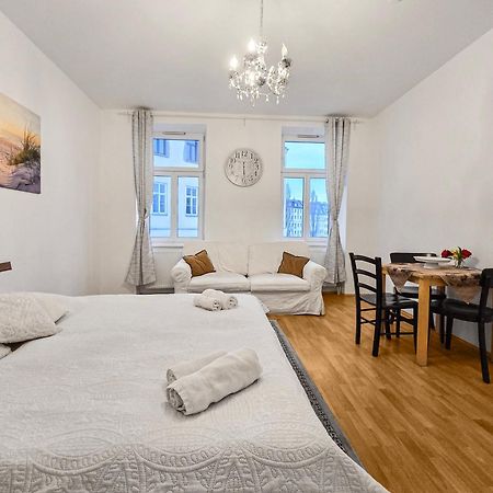 Modern Three-Bedroom, Triple King Beds เวียนนา ภายนอก รูปภาพ