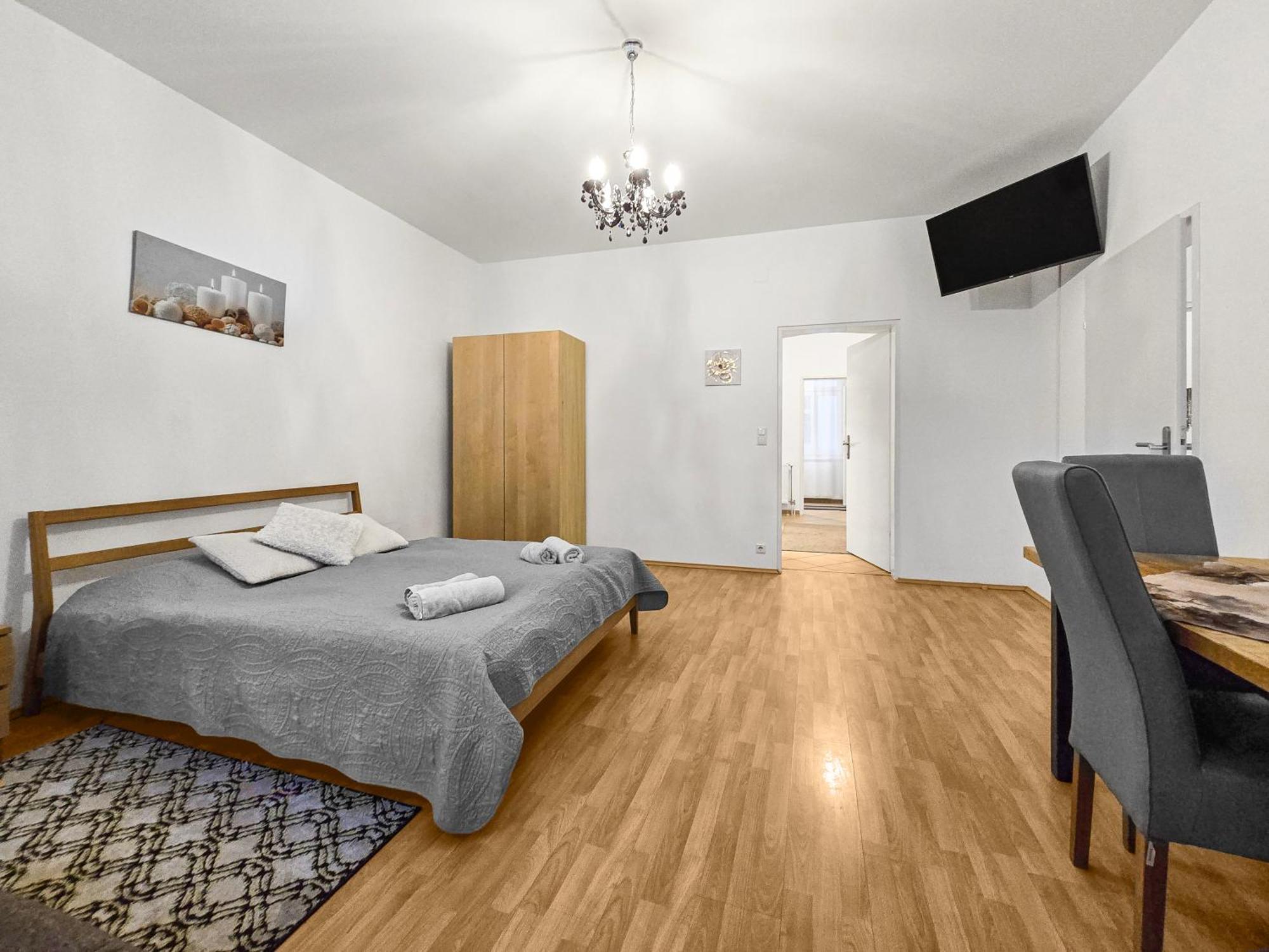 Modern Three-Bedroom, Triple King Beds เวียนนา ภายนอก รูปภาพ